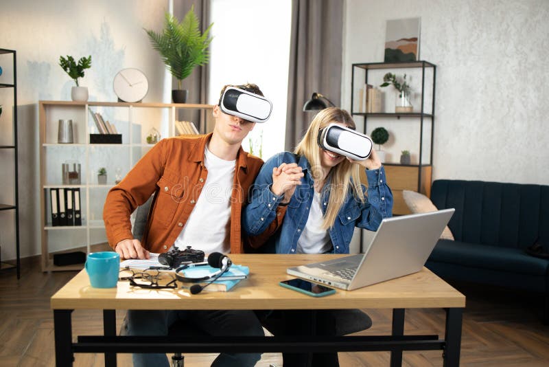 Uppspelad familj som använder vr-glasögon för att spela spel hemma fotografering för bildbyråer