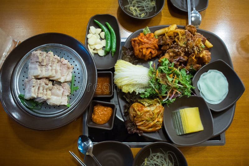 uppsättning av Korea mat i den Korea restaurangen royaltyfria bilder uppsättning av Korea mat i den Korea restaurangen royaltyfria bilder
