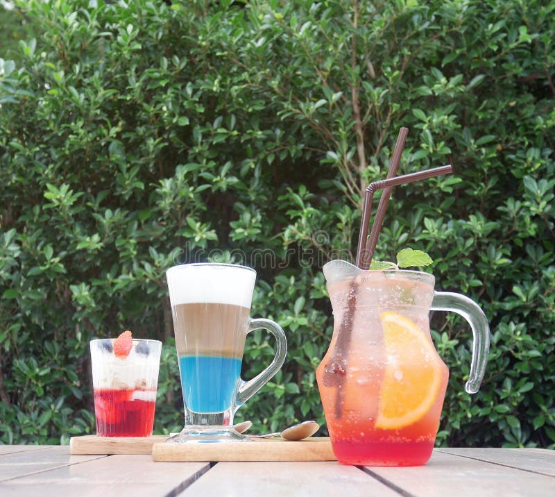 Uppsättning av med is citronfruktstansmaskin, vaniljglass och cappuccino royaltyfri foto Uppsättning av med is citronfruktstansmaskin, vaniljglass och cappuccino royaltyfri foto