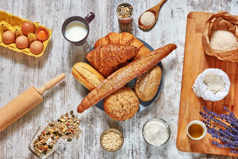 Uppsättning av nytt bröd och stekheta ingredienser royaltyfria bilder Uppsättning av nytt bröd och stekheta ingredienser royaltyfria bilder
