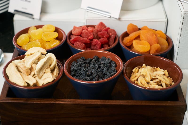 Uppsättning för mat för buffé för hotellmorgonfrukost med havreflingor royaltyfri fotografi Uppsättning för mat för buffé för hotellmorgonfrukost med havreflingor royaltyfri fotografi