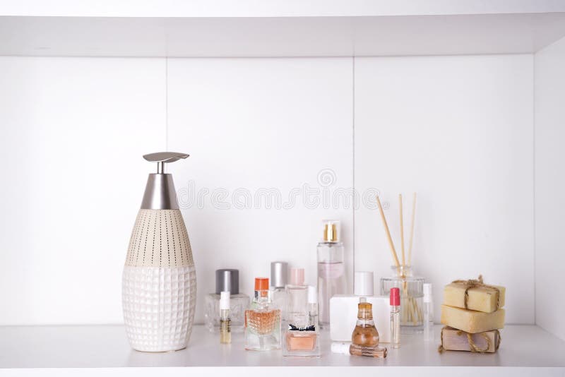 Uppsättningen av den olika kvinnan parfymerar nolla-vitbakgrund aromatherapy setbrunnsort arkivbild Uppsättningen av den olika kvinnan parfymerar nolla-vitbakgrund aromatherapy setbrunnsort arkivbild