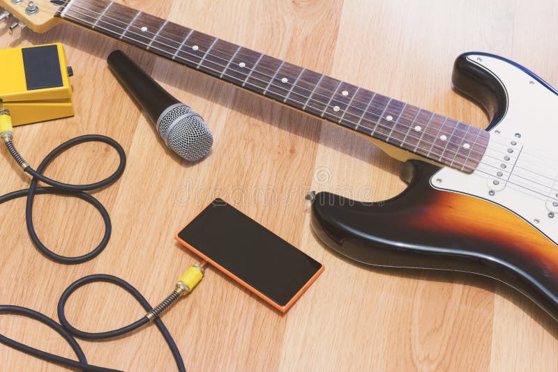 Uppsättningen av musik anmärker med den elektriska gitarren för sunbursten royaltyfria bilder Uppsättningen av musik anmärker med den elektriska gitarren för sunbursten royaltyfria bilder