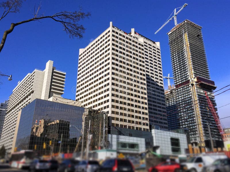 Upptagen stadsgenomskärning med konstruktion och trafik i Toronto, Kanada royaltyfri foto Upptagen stadsgenomskärning med konstruktion och trafik i Toronto, Kanada royaltyfri foto