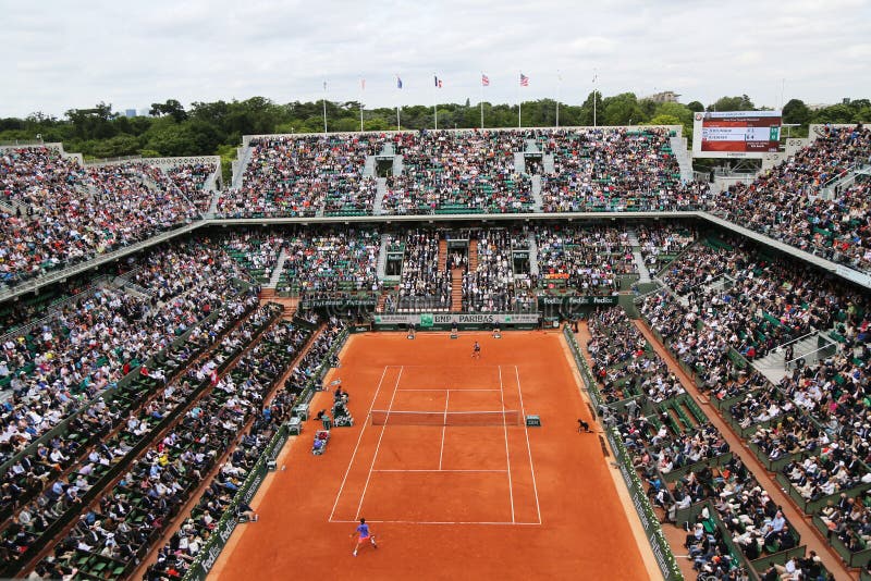 Uppvakta Philippe Chatrier på Le Stade Roland Garros under den Roland Garros 2015 matchen royaltyfri fotografi Uppvakta Philippe Chatrier på Le Stade Roland Garros under den Roland Garros 2015 matchen royaltyfri fotografi