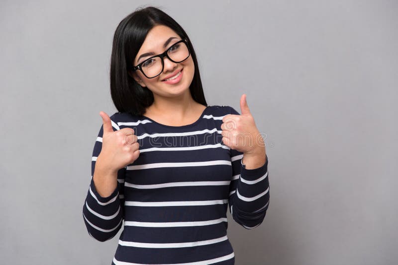 Uppvisning av att le tumm upp kvinna arkivbilder