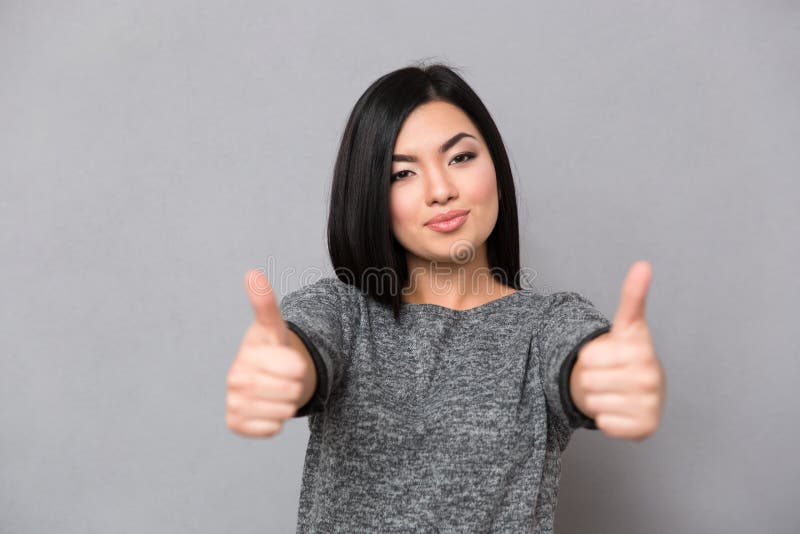 Uppvisning tumm upp kvinna arkivbilder