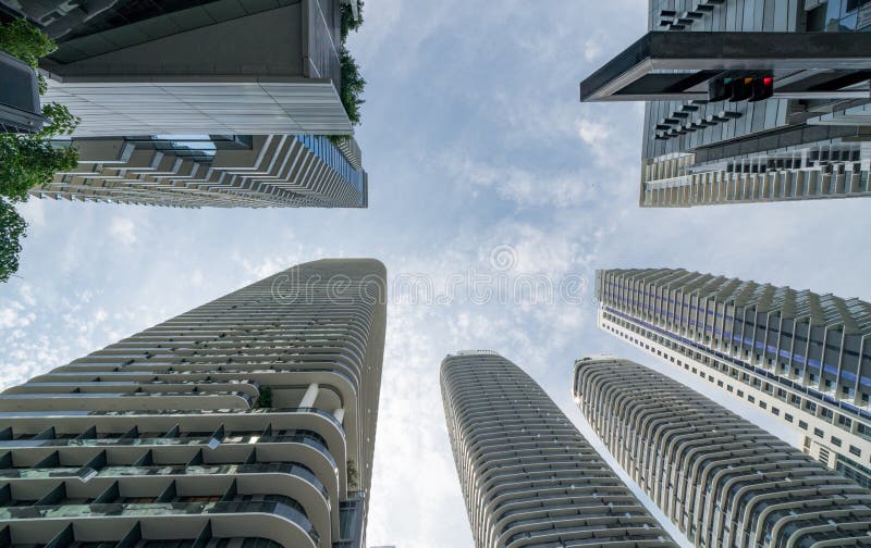 Uppåtriktad vy skyskrapper modern arkitektur Brickell Miami FL