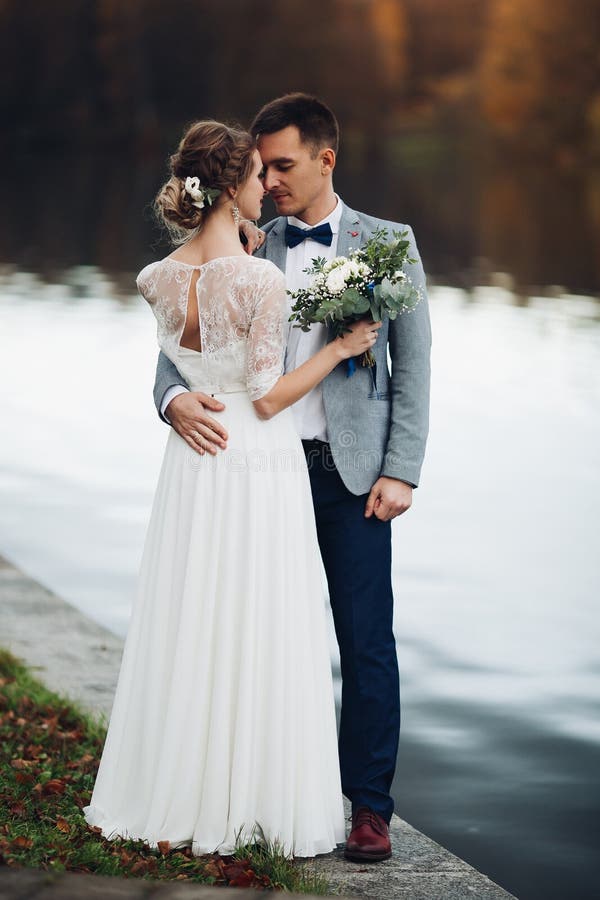 Uprawa elegancki nowo?e?cy przeciw jezioro powierzchni zdjęcia stock Uprawa elegancki nowo?e?cy przeciw jezioro powierzchni zdjęcia stock