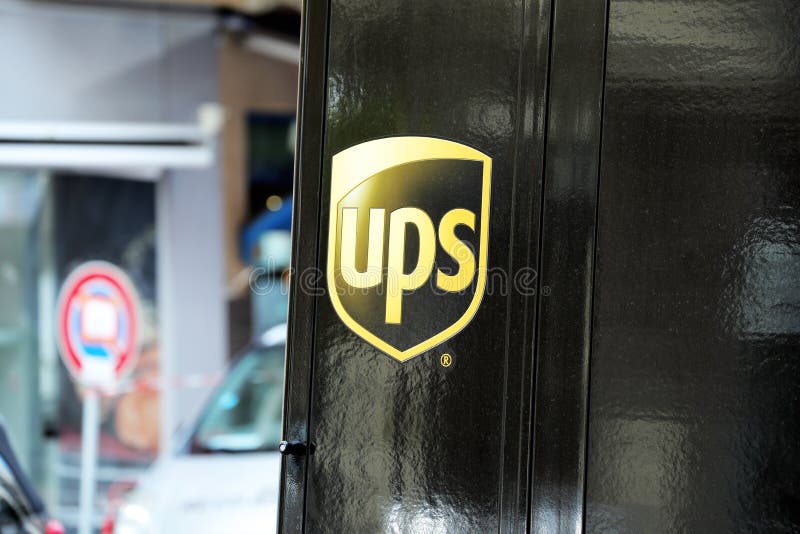 UPS-Zustelldienst Logo On Black Truck lizenzfreie stockfotografie UPS-Zustelldienst Logo On Black Truck lizenzfreie stockfotografie