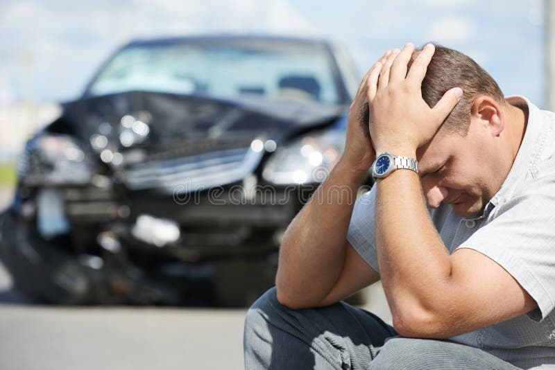 Un adulto decepcionado conductor hombre antes la caída auto colisión accidente en la ciudad carreteras.