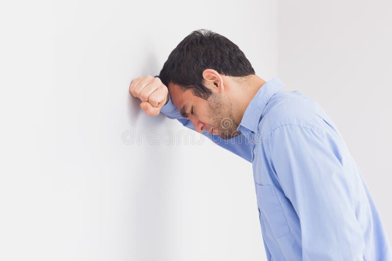 https://thumbs.dreamstime.com/b/upset-man-leaning-his-head-against-wall-fist-clenched-33527584.jpg