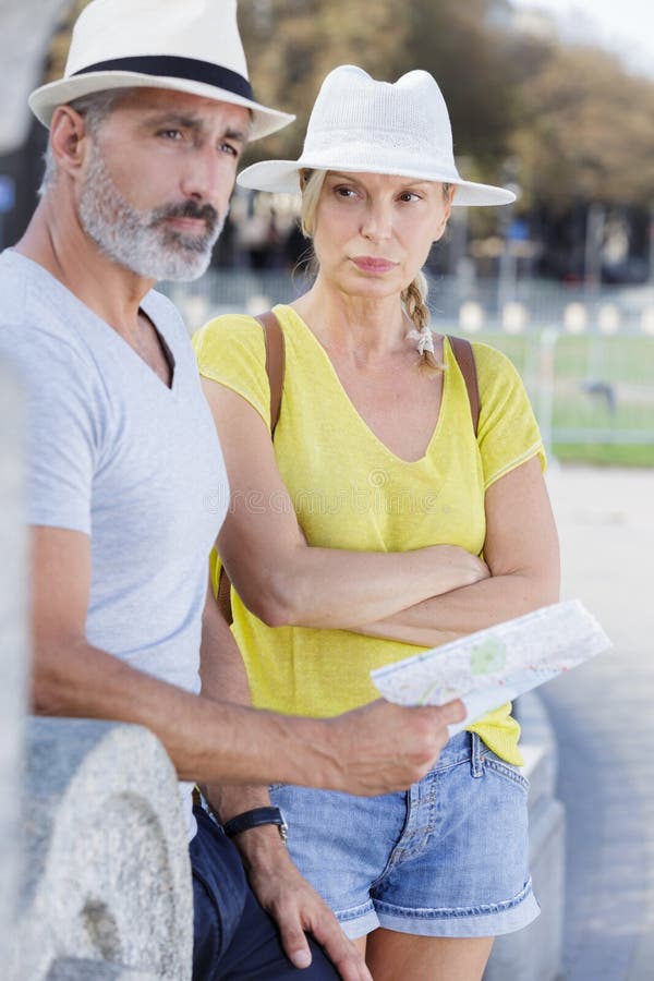 Upset mature couple lost in town royalty free stock photos