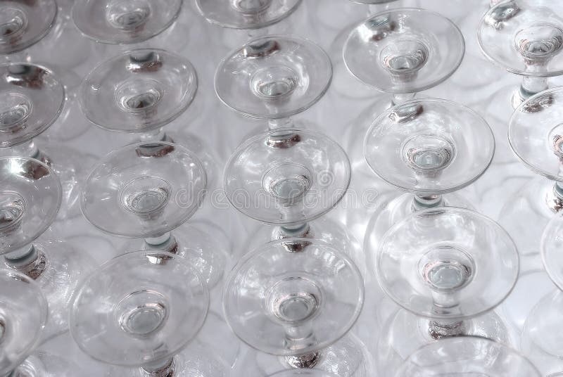 https://thumbs.dreamstime.com/b/upside-down-glass-catering-goblets-6061890.jpg