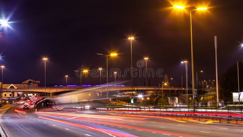 Upływ ogromna przecinająca droga w Londyn przy nocą, flyover