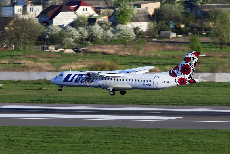 UR-UTK Ukraina linii lotniczych ATR-72 samolotu lądowanie na pasie startowym zdjęcie stock UR-UTK Ukraina linii lotniczych ATR-72 samolotu lądowanie na pasie startowym zdjęcie stock