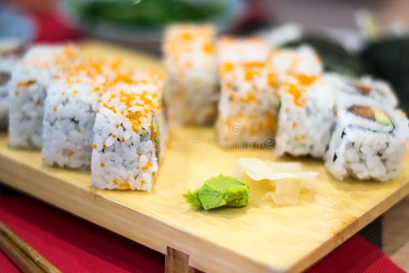 Uramaki suszi rolki z świeżym łososiem, avocado i Philadelphia serem, fotografia royalty free Uramaki suszi rolki z świeżym łososiem, avocado i Philadelphia serem, fotografia royalty free