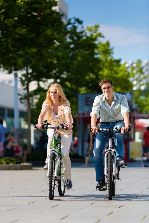 Urban couple riding bike in free time in city royalty free stock photography Urban couple riding bike in free time in city royalty free stock photography