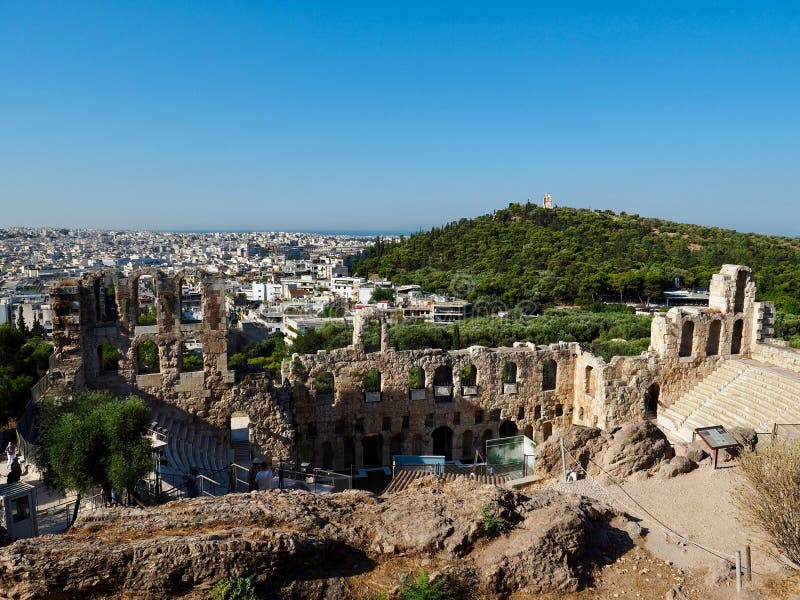 Mischen aus die stadt a natur Wald bedeckt Hügelspitze Mittel aus uralt griechisch die stadt aus athen, griechenland.