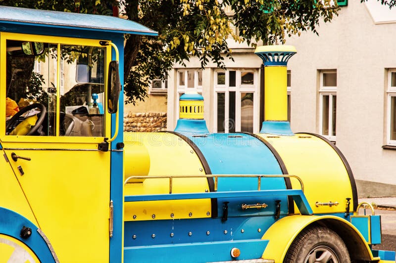 Mestský turistický farebný vláčik v meste Piešťany, žltý filter
