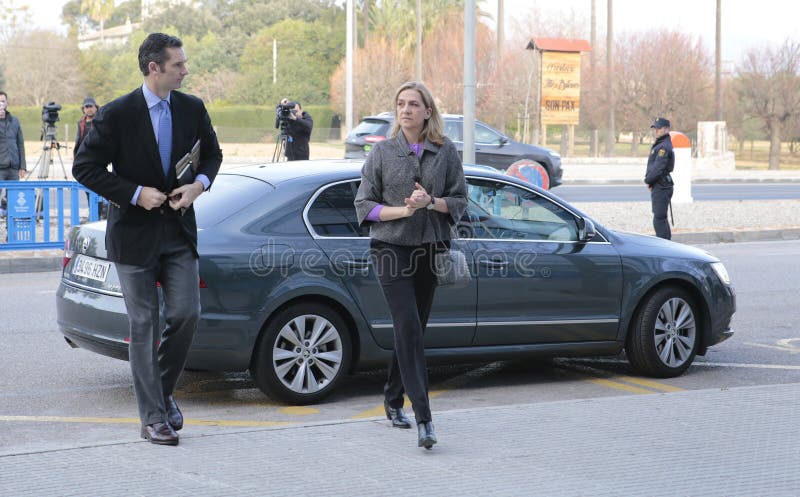 Cristina e Iñaki Urdangarin a chegar ao tribunal em Maiorca imagens de stock royalty free