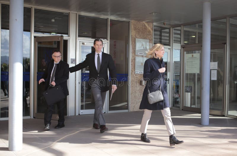 Cristina e Iñaki Urdangarin a sair do tribunal em Maiorca foto de stock
