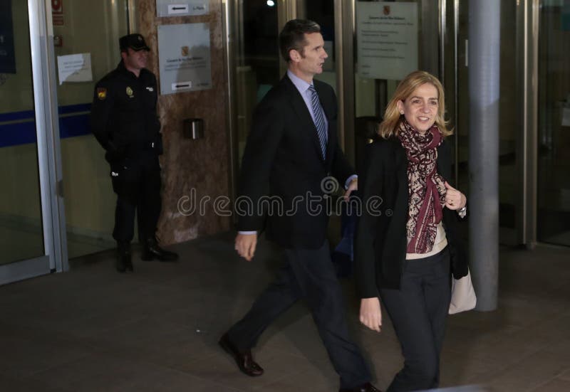 Cristina e Iñaki Urdangarin a sair do tribunal em Maiorca imagem de stock