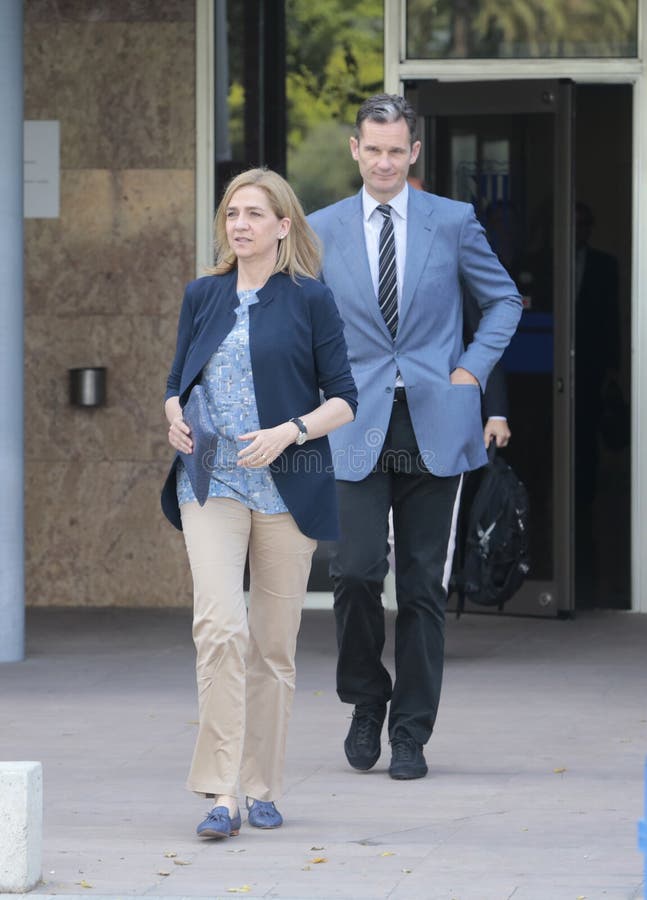 Cristina e Iñaki Urdangarin a sair do tribunal em Maiorca foto de stock royalty free