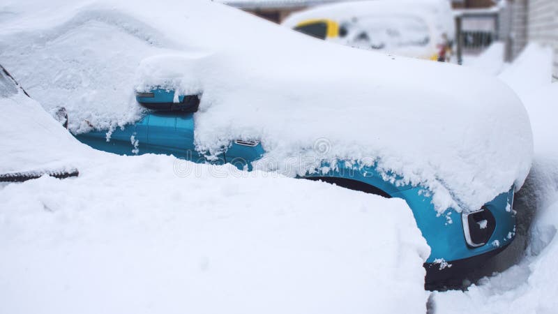 Urgence d'hiver de voiture Urgences dues aux conditions atmosphériques de véhicule Automobile couverte de neige dans la tempête d photographie stock libre de droits Urgence d'hiver de voiture Urgences dues aux conditions atmosphériques de véhicule Automobile couverte de neige dans la tempête d photographie stock libre de droits