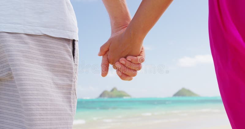 Ferien-Paar am Strand in der Liebe Händchen auf Flitterwochen