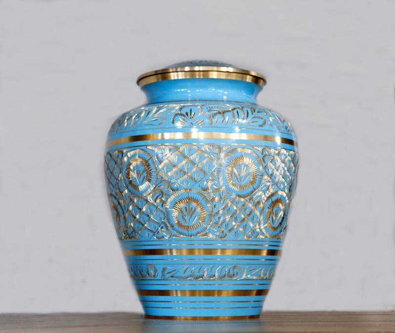 Urnas fúnebres o urnas fúnebres azules de cerámica de la cremación y elementos florales imágenes de archivo libres de regalías Urnas fúnebres o urnas fúnebres azules de cerámica de la cremación y elementos florales imágenes de archivo libres de regalías