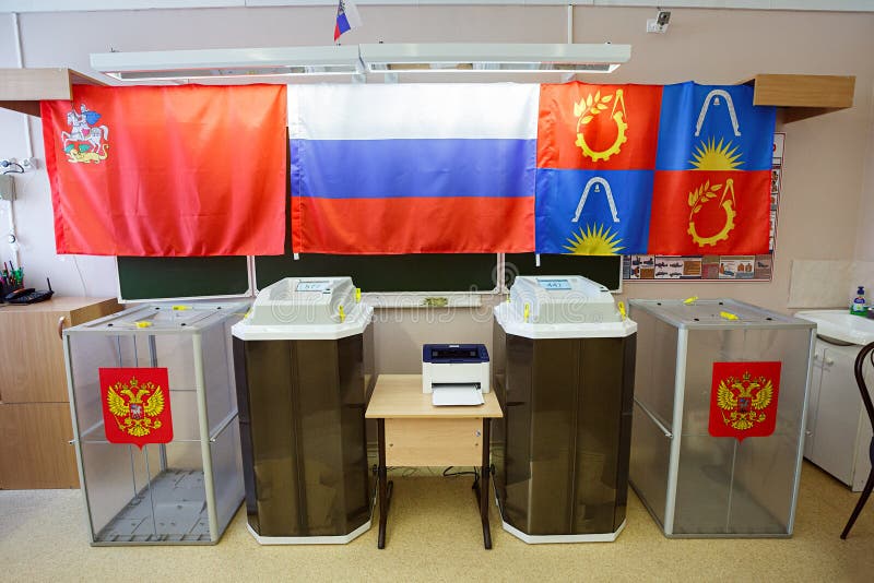 Urne in un seggio elettorale usato per le elezioni presidenziali russe il 18 marzo 2018 Città di Balashikha, regione di Mosca, Ru immagini stock Urne in un seggio elettorale usato per le elezioni presidenziali russe il 18 marzo 2018 Città di Balashikha, regione di Mosca, Ru immagini stock