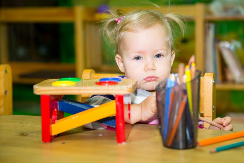 Urocza dziecko dziewczyna bawić się z edukacyjnymi zabawkami w pepiniera pokoju Dzieciak w dziecinu w Montessori preschool klasie obrazy royalty free Urocza dziecko dziewczyna bawić się z edukacyjnymi zabawkami w pepiniera pokoju Dzieciak w dziecinu w Montessori preschool klasie obrazy royalty free