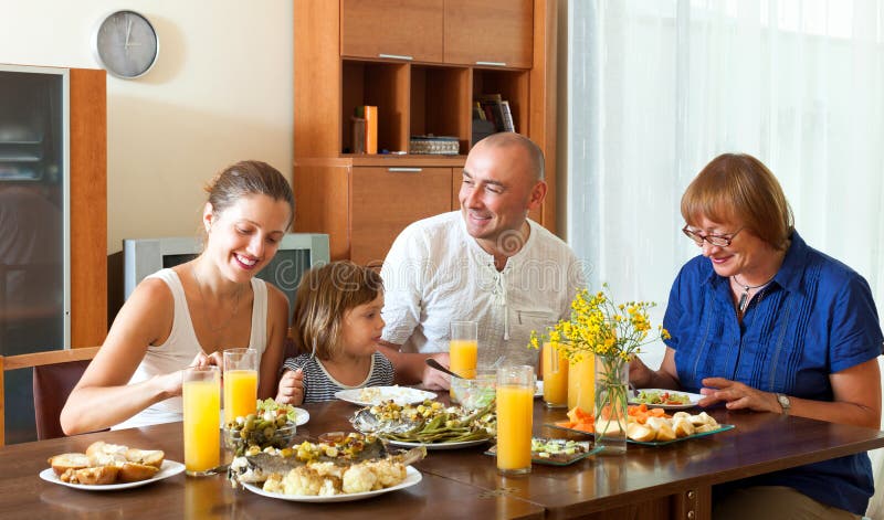 Urocza szczęśliwa multigeneration rodzina ma zdrowego gościa restauracji fotografia royalty free Urocza szczęśliwa multigeneration rodzina ma zdrowego gościa restauracji fotografia royalty free