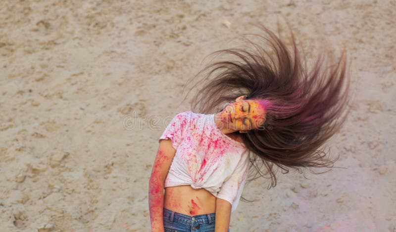 Uroczy brunetka model z wiatrem w włosianym świętuje Holi barwi festiwal przy pustynią Opróżnia przestrzeń fotografia royalty free Uroczy brunetka model z wiatrem w włosianym świętuje Holi barwi festiwal przy pustynią Opróżnia przestrzeń fotografia royalty free
