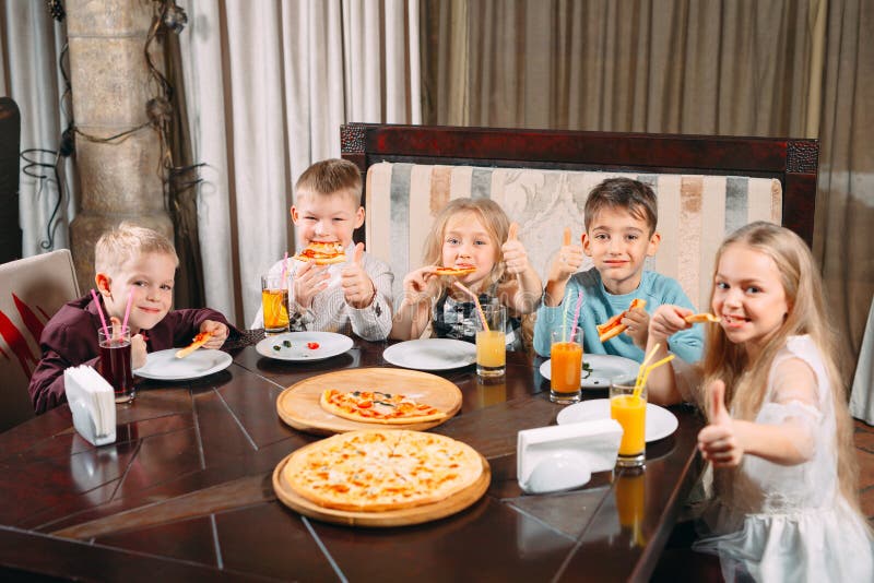 Uroczy Dzieci Jedzą Pizzę W Restauracji Obraz Stock - Obraz złożonej z  dziewczyna, klasa: 155425505