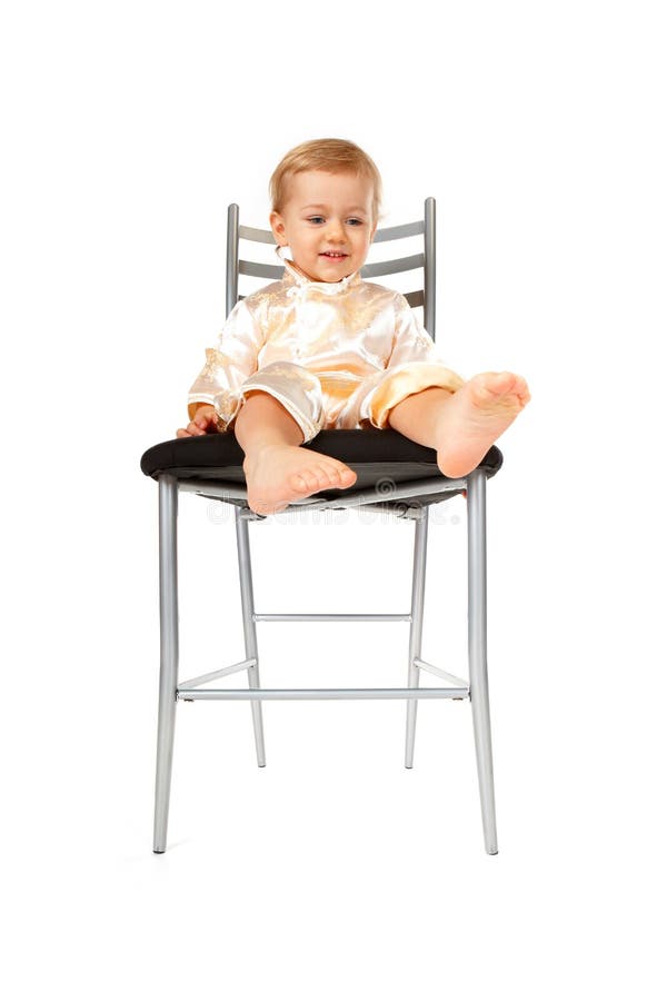 Uroczy dziecka krzesła dziewczyny obsiadanie