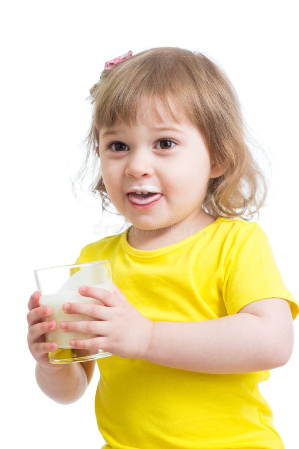 Uroczy dziecko pije mleko z dojnym wąsy trzyma szkło mleko. Urocza dziecko dziewczyna pije mleko z milky wąsy trzyma szkło mleko