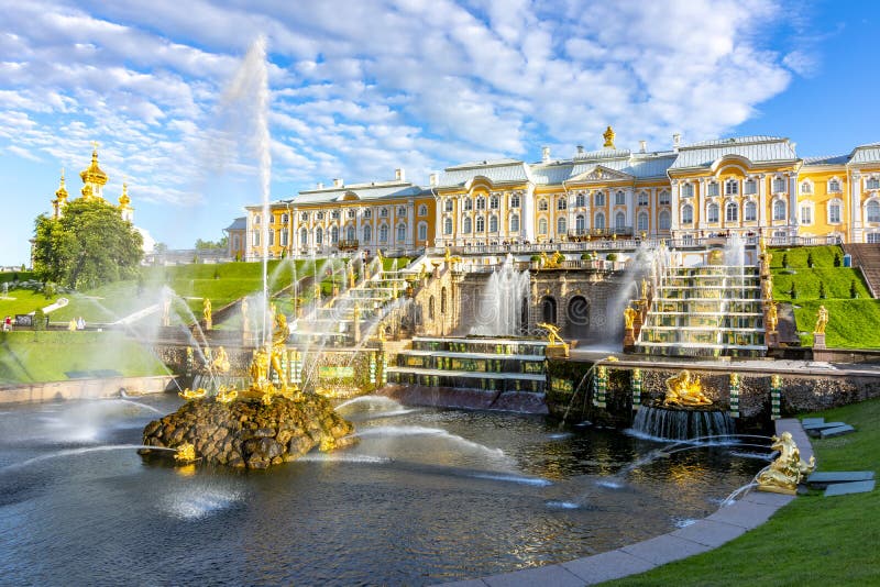 Uroczysta kaskada Peterhof Samson i pa?ac fontanna, St Petersburg, Rosja obrazy royalty free Uroczysta kaskada Peterhof Samson i pa?ac fontanna, St Petersburg, Rosja obrazy royalty free