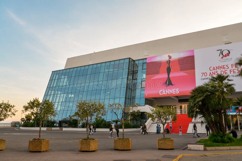 CANNES FRANCJA, Kwiecień, - 12, 2017: Czerwonych Chodników schodki - Uroczysty audytorium Louis Lumiere w Cannes, Cannes jest miastem lokalizować na Francuskim Riviera gospodarzie roczny Cannes Ekranowy festiwal i
