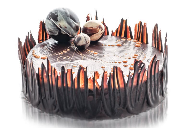 Urodzinowy czekoladowy tort z czekoladową balową dekoracją, kawałek śmietanka tort, patisserie, fotografia dla sklepu, słodki des zdjęcia royalty free Urodzinowy czekoladowy tort z czekoladową balową dekoracją, kawałek śmietanka tort, patisserie, fotografia dla sklepu, słodki des zdjęcia royalty free