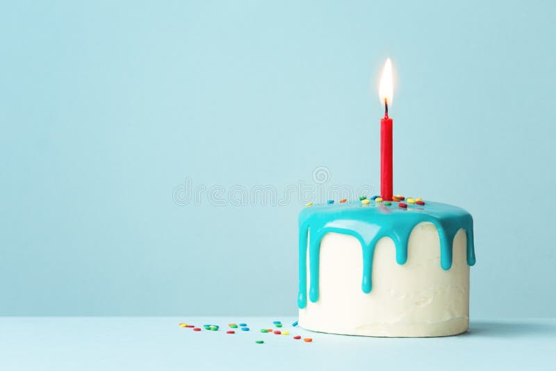 Urodzinowy tort z jeden czerwoną świeczką