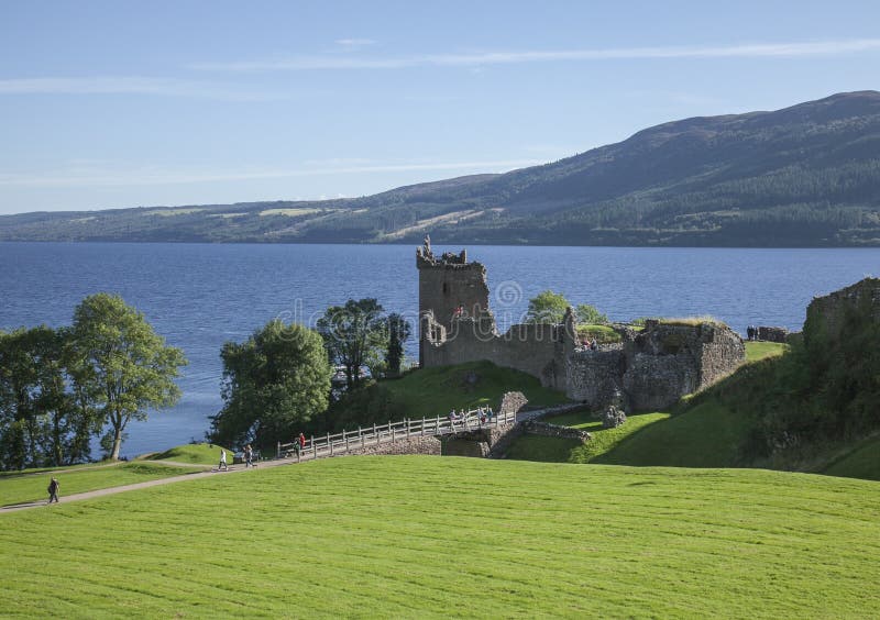 Urquhart-Schlossruinen, Loch Ness, Schottland - grün und blau stockbilder Urquhart-Schlossruinen, Loch Ness, Schottland - grün und blau stockbilder