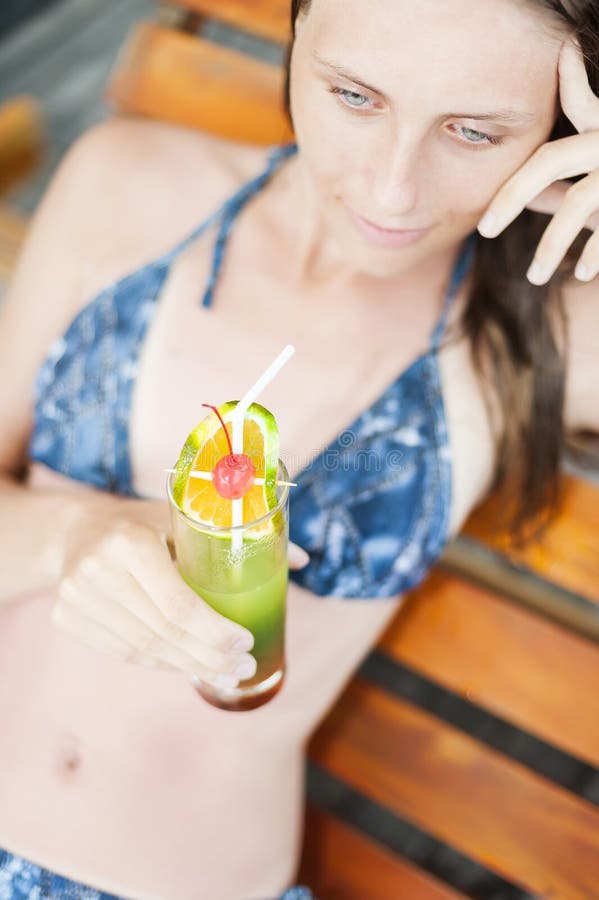 Ursnygg kvinna som tycker om en ny coctail arkivbilder Ursnygg kvinna som tycker om en ny coctail arkivbilder