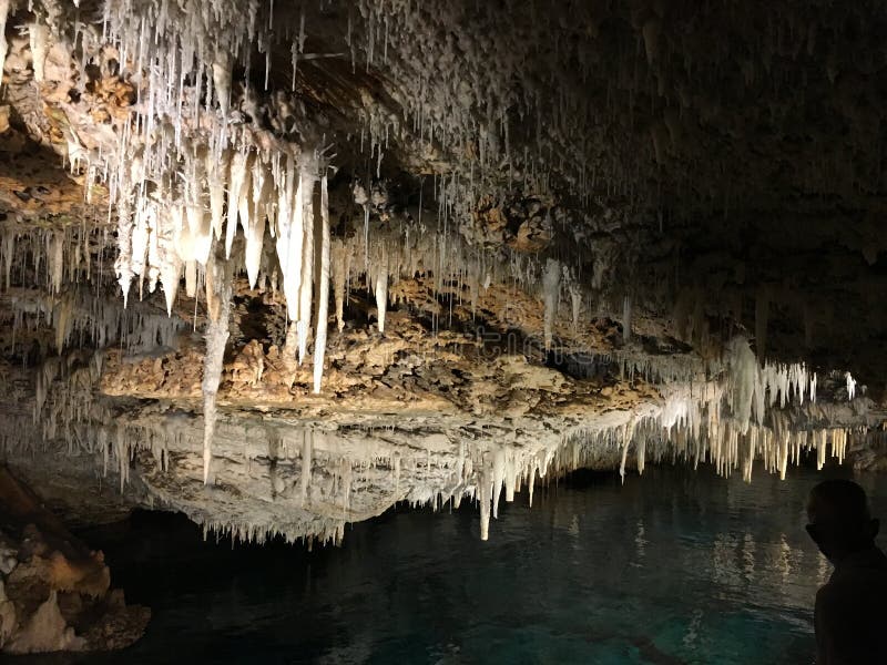 Ursnygg sikt av Crystal Caves av Bermuda royaltyfri bild Ursnygg sikt av Crystal Caves av Bermuda royaltyfri bild