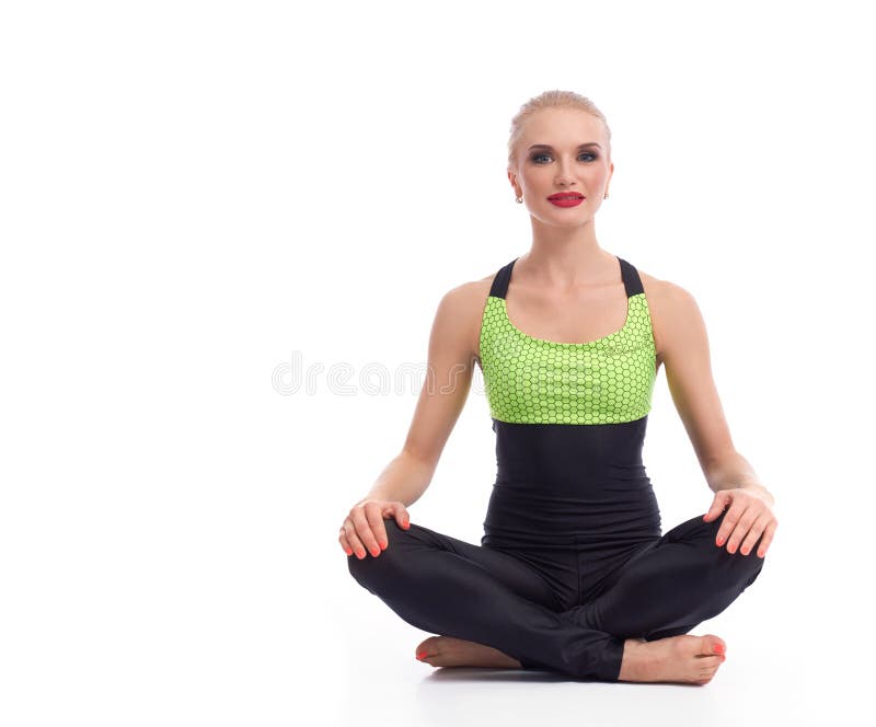 Ursnyggt praktiserande yogasammanträde för ung kvinna på golvet arkivbild Ursnyggt praktiserande yogasammanträde för ung kvinna på golvet arkivbild