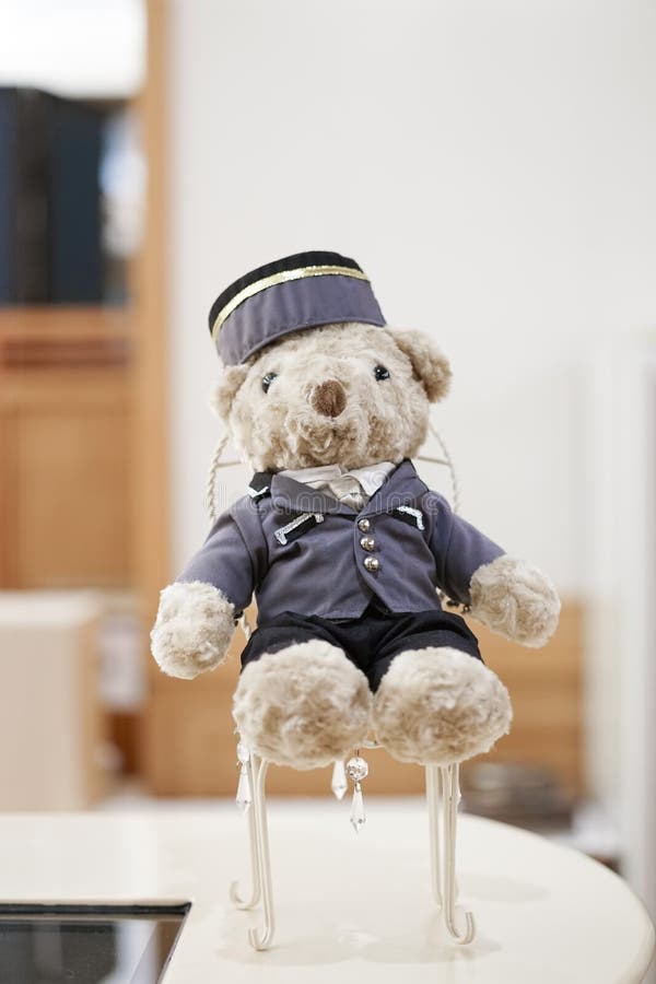 Urso de peluche bonito no uniforme do menino de sino imagem de stock Urso de peluche bonito no uniforme do menino de sino imagem de stock