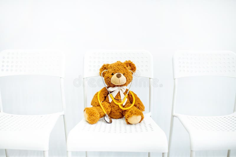 Urso de peluche do brinquedo na cadeira imagens de stock Urso de peluche do brinquedo na cadeira imagens de stock