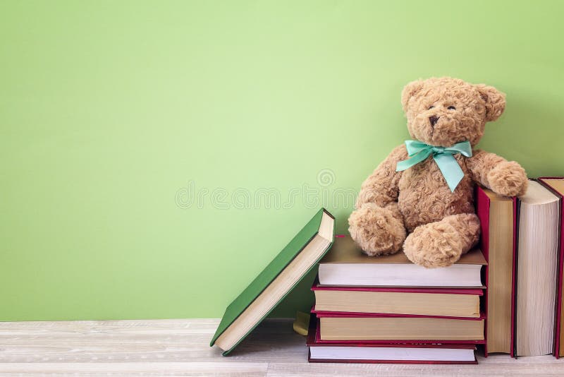 Urso do luxuoso com a pilha de livro em um fundo verde Copie o espaço imagens de stock Urso do luxuoso com a pilha de livro em um fundo verde Copie o espaço imagens de stock