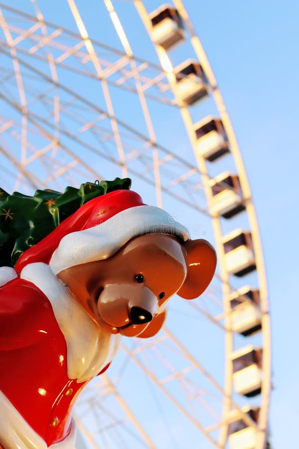 Urso do Natal de Paris sob o lugar de la Concorde da roda de Ferris imagem de stock Urso do Natal de Paris sob o lugar de la Concorde da roda de Ferris imagem de stock